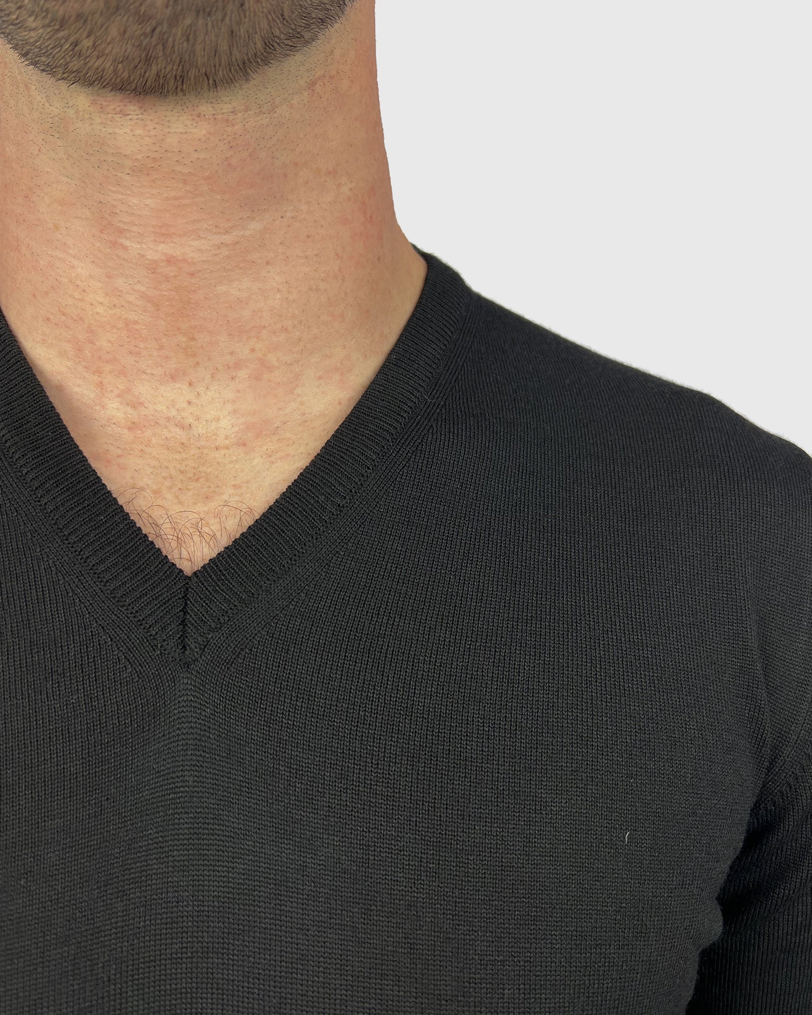 VISCONTI W23V BLACK WOOL V-NECK SWEATER