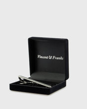 Load image into Gallery viewer, VINCENT & FRANKS VF131.34 BRS-GUN TIE BAR