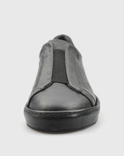 Load image into Gallery viewer, VINCENT &amp; FRANKS W26VF-BRACE OSTRICH BLACK SNEAKER

