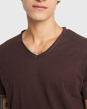 Load image into Gallery viewer, REPLAY M35912660278 PLUM V-NECK TEE
